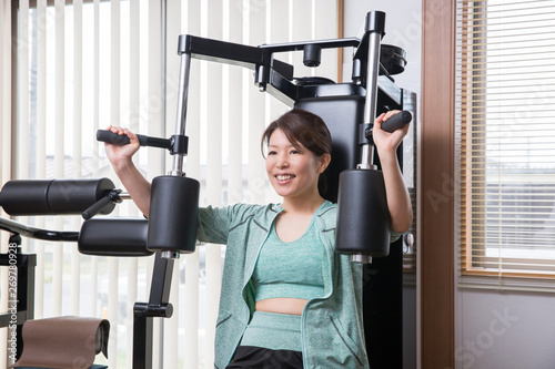 大胸筋を鍛える女性