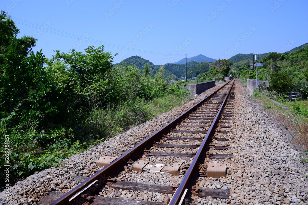 Obraz premium 山へと続く線路