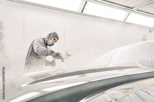 Fotografia A man painting a car
