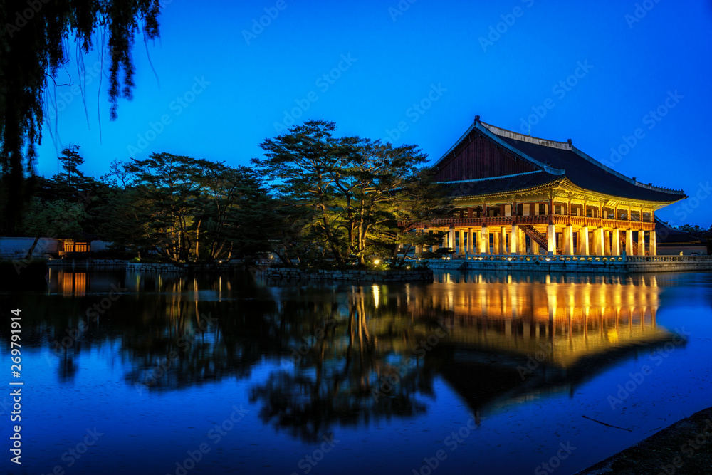 Naklejka premium gyeonghoeru pavilion at night