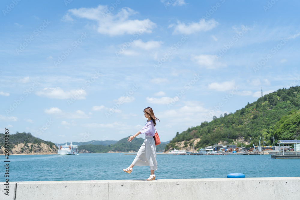 島を旅する女性