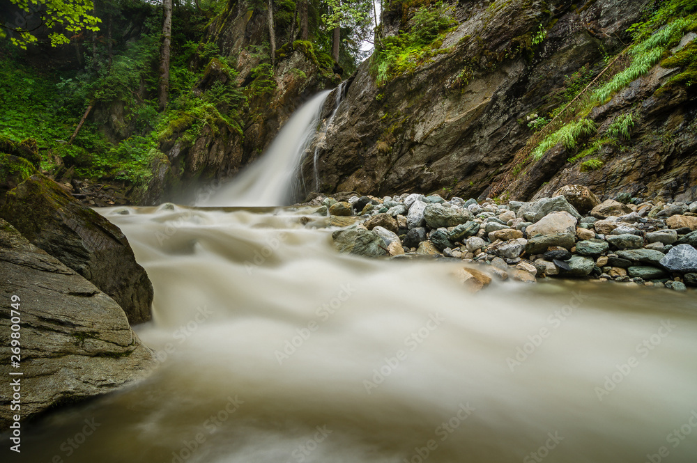 Fototapeta premium Wasserfall nach Gewitter
