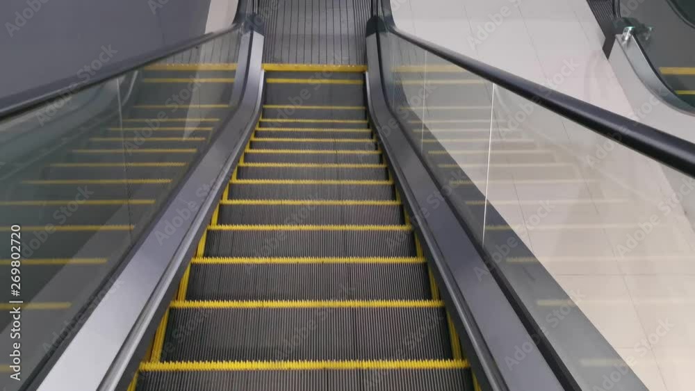 escalator move down and working no people