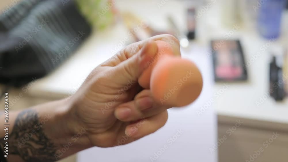 girls squeeze sponge in their hands