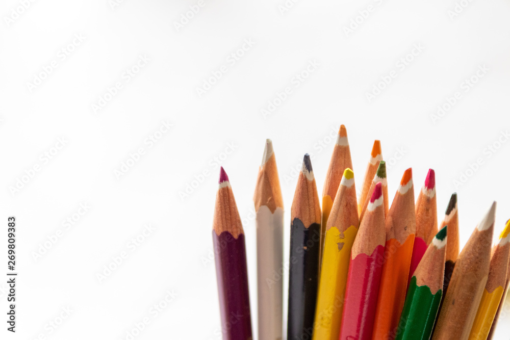 Buntstift-Set wartet auf den Künstler für sein nächstes Gemälde oder eine schöne Zeichnung Buntstift-Set wartet auf den Künstler für sein nächstes Gemälde oder eine schöne Zeichnung