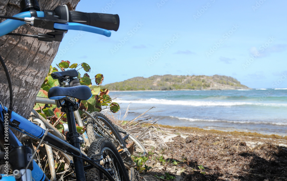 Fototapeta premium Randonnée VTT, moment de pause sur le litoral