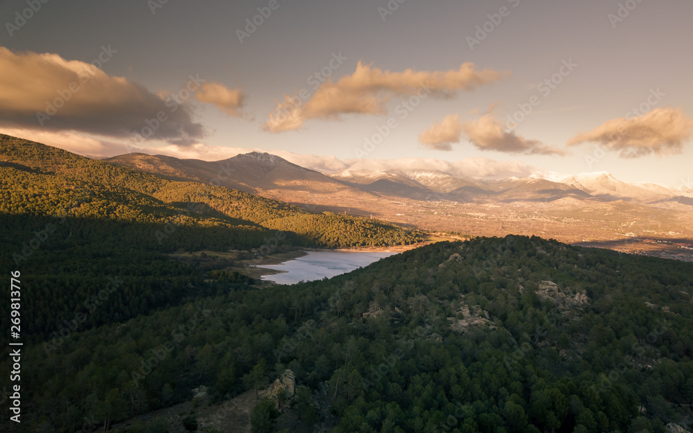 panoramica aèrea de un lago entre montañas