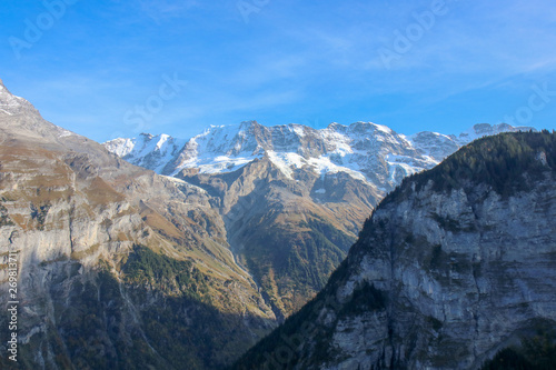 Morning view on Bernese range on beautiful village in mountain scenery, Grindelwald © suthon