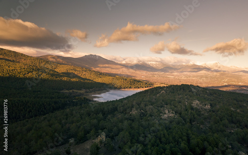 panoramica aèrea de un lago entre montañas