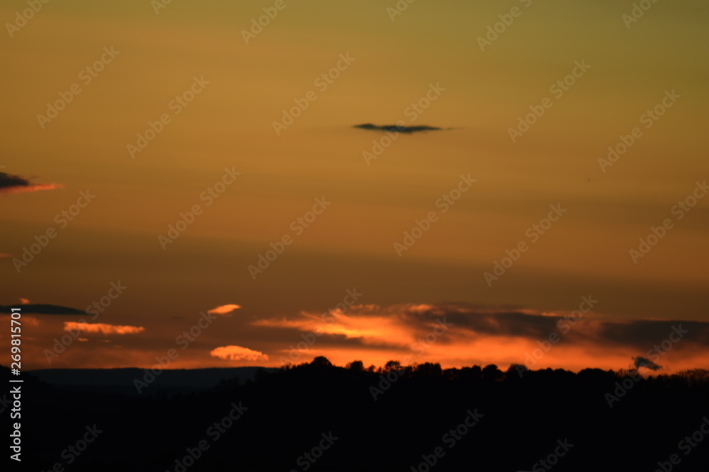 wunderschöner Sonnenuntergang im Winter. Erst in herrlichem rosa und später entspanntes orange.