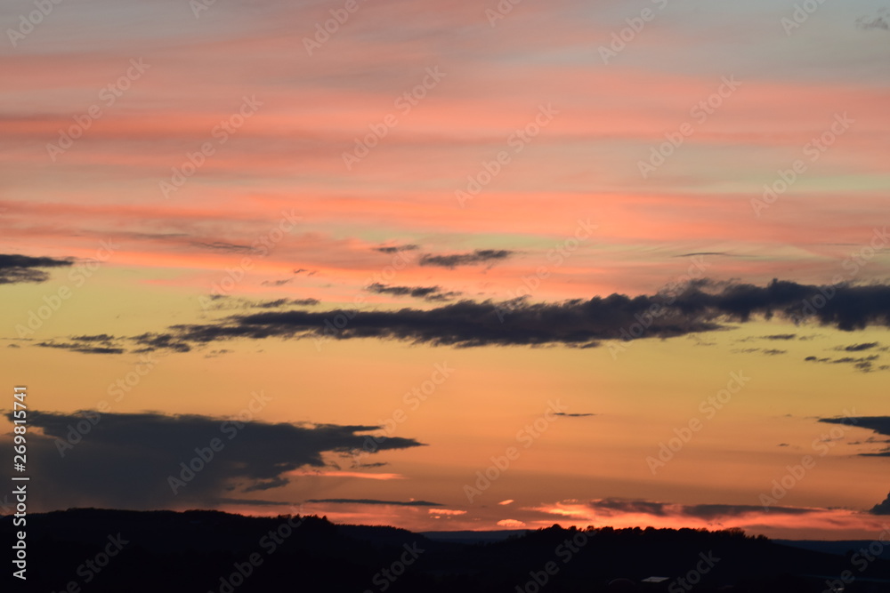 Fototapeta premium wunderschöner Sonnenuntergang im Winter. Erst in herrlichem rosa und später entspanntes orange.