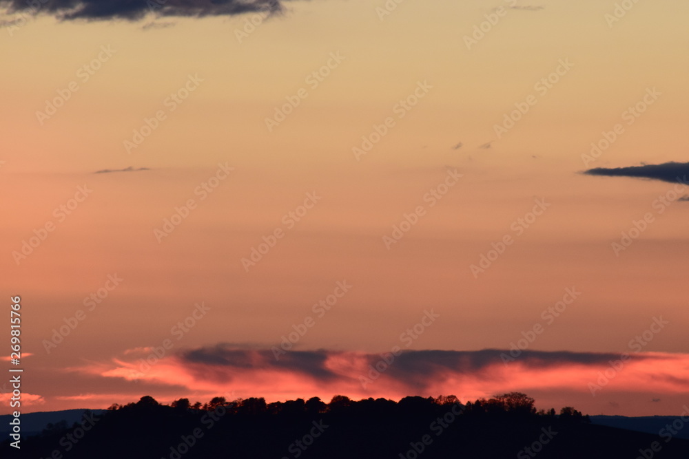 wunderschöner Sonnenuntergang im Winter. Erst in herrlichem rosa und später entspanntes orange.