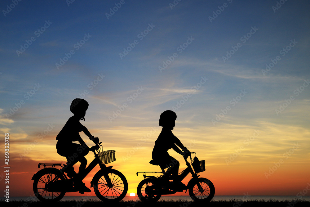 Fototapeta premium Silhouette boy friend and bike relaxing on sunrise