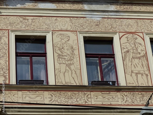 Finestre di un palazzo antico con decorazioni gotiche a Praga in Repubblica Ceca.