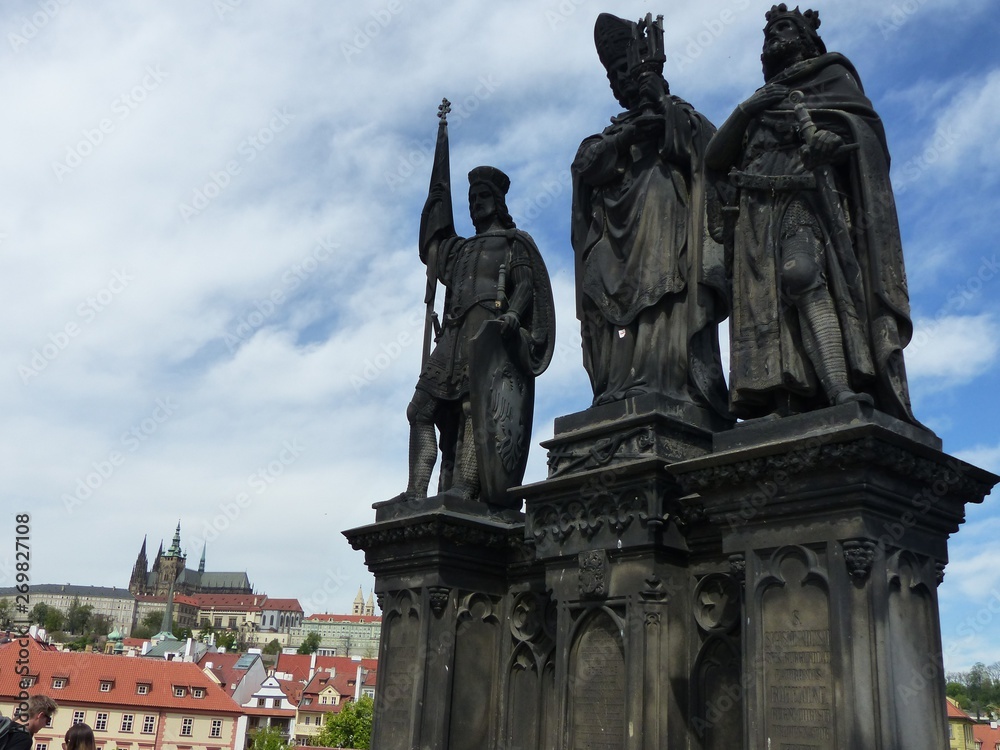 Gruppo di statue di Santi sul ponte Carlo a Praga in Repubblica Ceca.