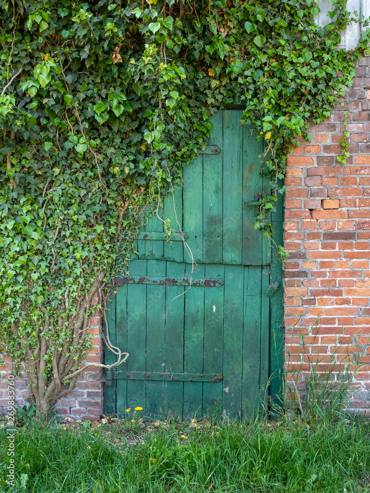 Alte Stalltür auf einem Bauernhof Alte Stalltür auf einem Bauernhof