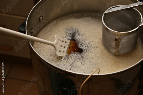 Fotografia Brewing craft beer in a kitchen. Home brewing concept image.