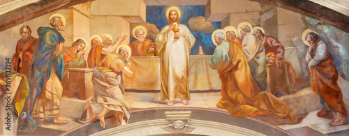 Fotografia COMO, ITALY - MAY 9, 2015: The fresco of Last Supper in church Chiesa di San Andrea Apostolo (Brunate) of by Mario Albertella (1934)