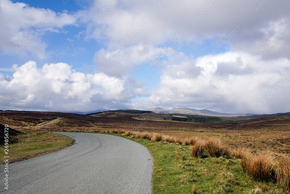 Single track road auf der Isle of Skye in Schottland