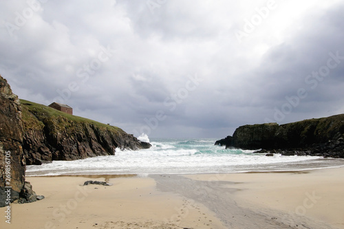 Bucht mit Brandung in der Nähe des Butt of Lewis auf der Insel Lewis and Harris