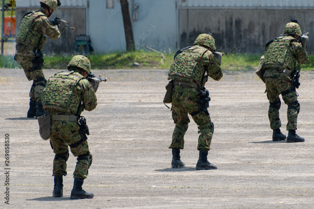 武装した自衛官 武装した自衛官