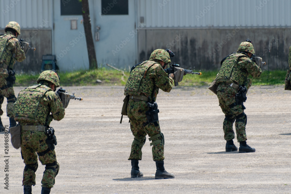 Fototapeta premium 武装した自衛官