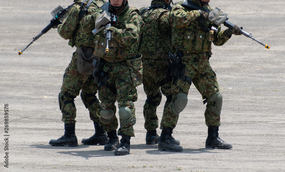 武装した自衛官 武装した自衛官
