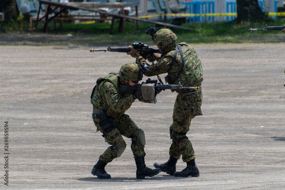 Fototapeta premium 武装した自衛官