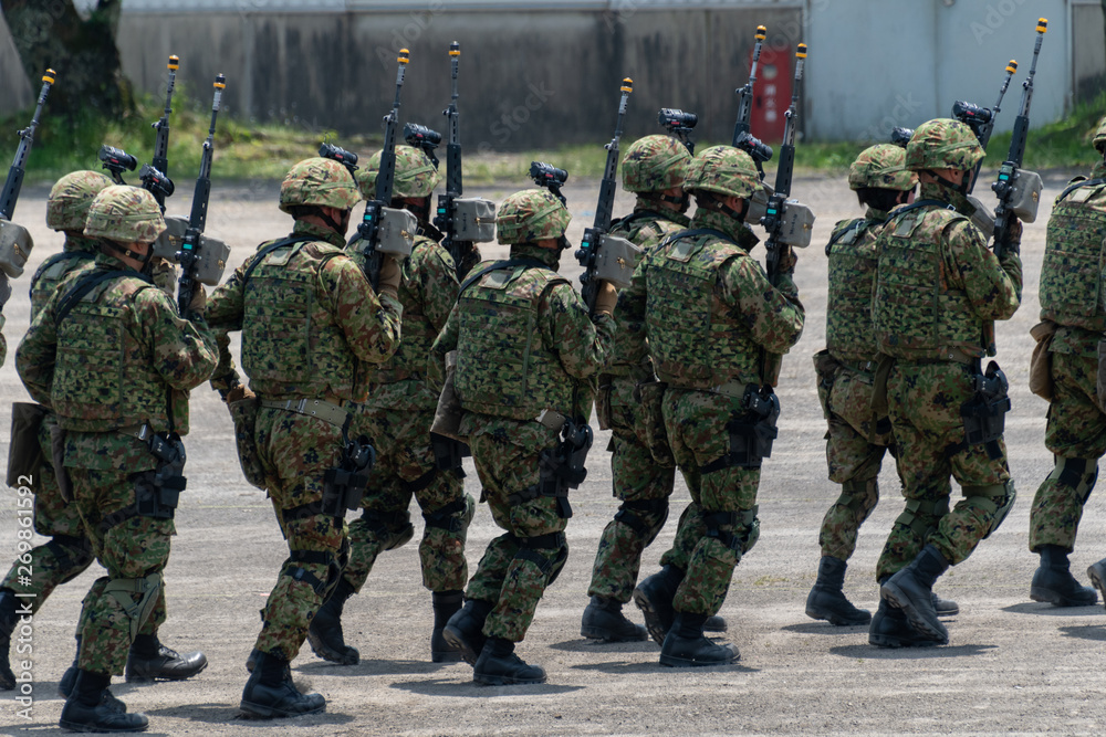 Fototapeta premium 武装した自衛官