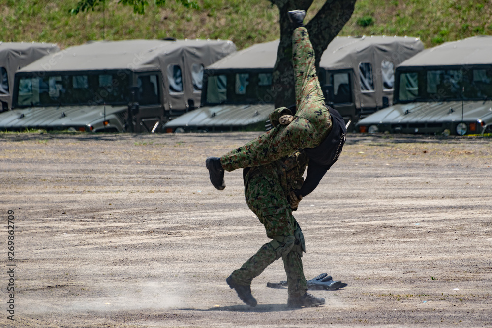 Naklejka premium 格闘する自衛官