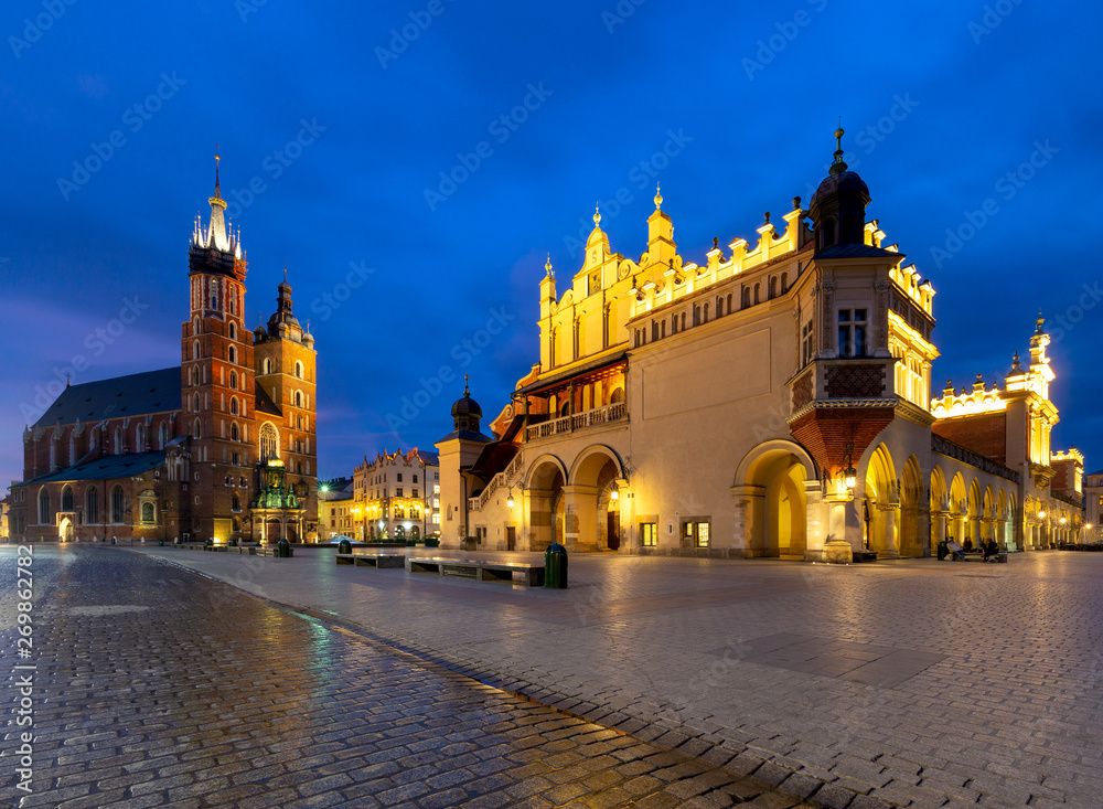 Obraz Krakow. St. Mary's Church and market square at dawn.