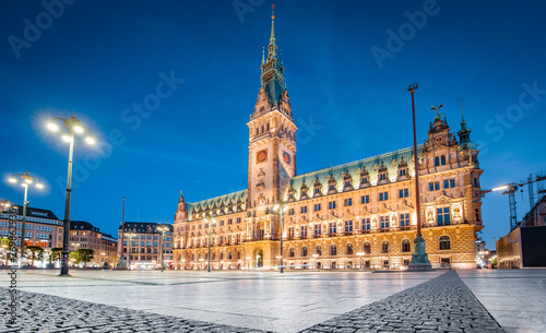 Obraz na płótnie Hamburg city hall with at twilight, Germany w salonie