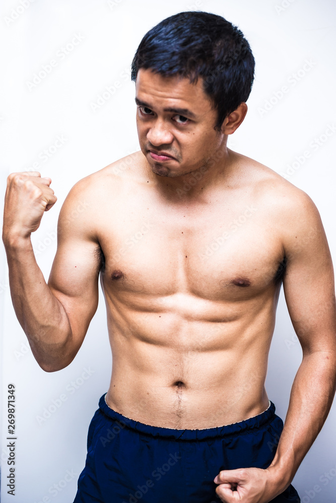 Fototapeta premium Inteligentny i silny azjatycki mężczyzna mięśni publikowanie na białym tle