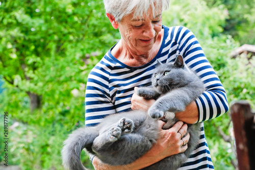 Bild auf Leinwand Frau schmust mit Katze auf dem Arm