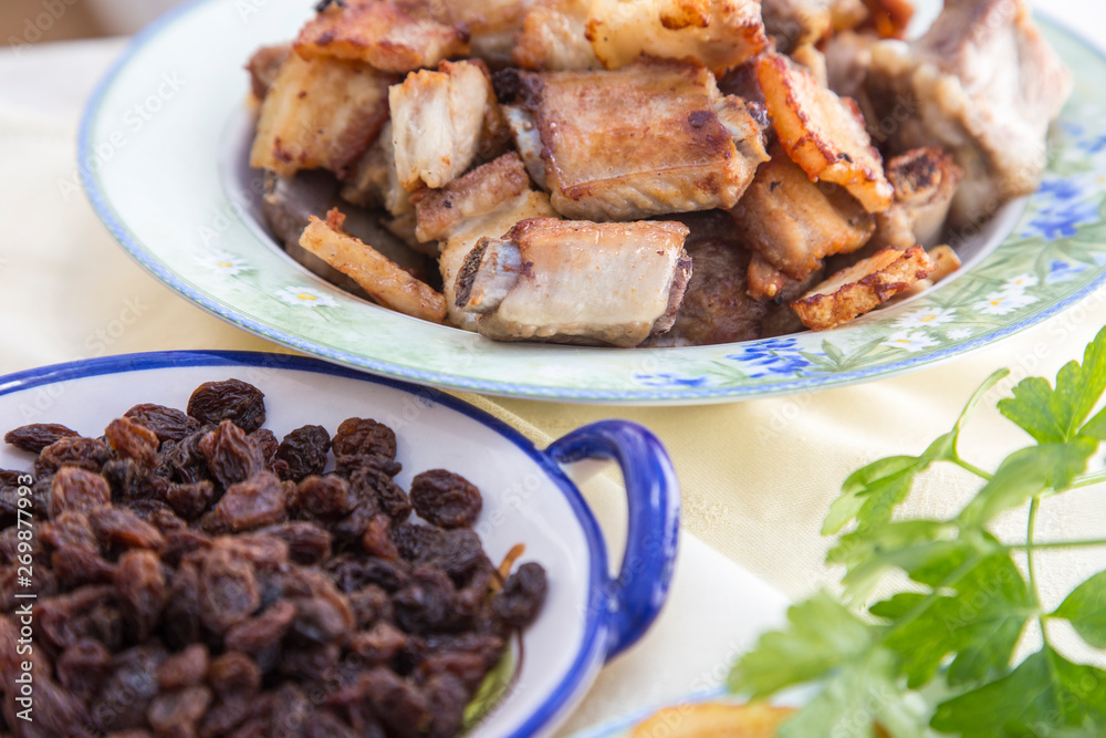 Natural and homemade cooking ingredients to make the recipe of baked rice with ribs Natural and homemade cooking ingredients to make the recipe of baked rice with ribs