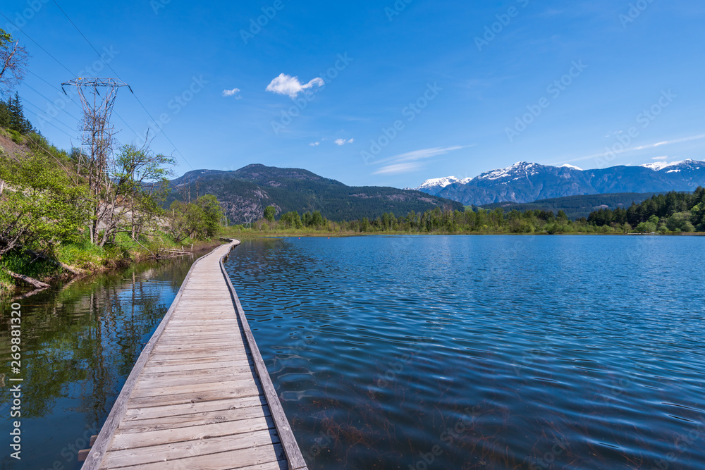 Naklejka premium Widok na drewniany szlak w parku i jeziorze. Vancouver, Kanada.