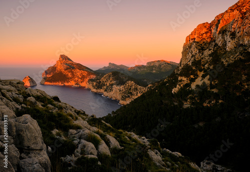 Landschaft und Steilküste auf der Halbinsel Formentor, Mallorca, Balearen, Spanien