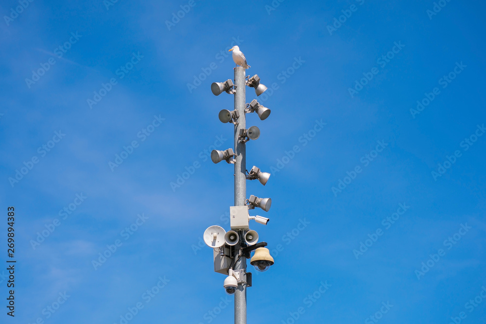 Mast for circular tracking. Lookout for the gulls. There are spotlights, video surveillance cameras and loudspeakers on the mast.