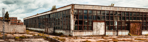 Foto abandoned factory warehouse with broken windows