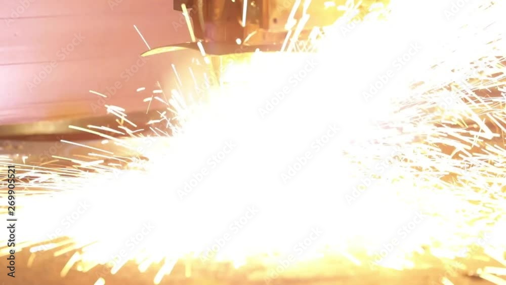 Découpe de l'acier au lazer dans une industrie - Matériel industriel pour découper l'acier. Usinage d'une pièce en acier.