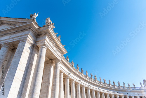 Canvas Print Doric Colonnade with statues of saints on the top