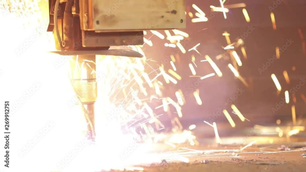 Découpage lazer d'acier industriel - Matériel industriel pour découper l'acier. Usinage d'une pièce en acier.