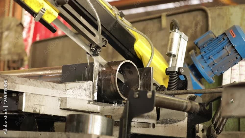 Découpe d'acier avec une Scie industrielle - Matériel industriel pour découper l'acier. Usinage d'une pièce en acier.