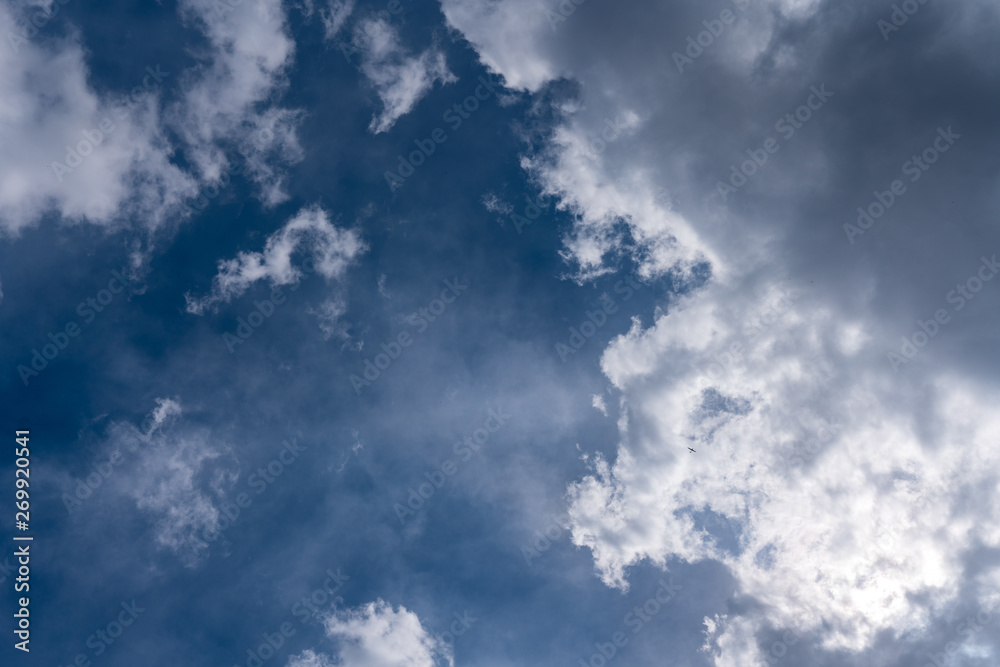 Flugzeug am Himmel mit Wolken