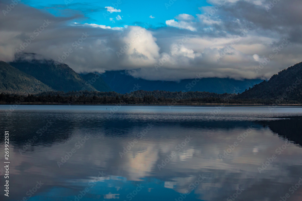 Fototapeta premium cloudy mountain lake 