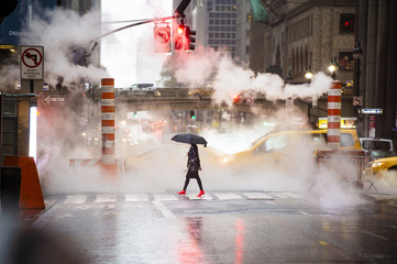 Sierkussen New York taxi Vrouw met paraplu op 42nd Street  © Travel Wild