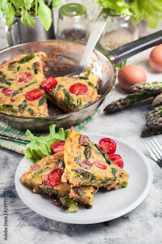 Frittata made of eggs, asparagus and tomatoes