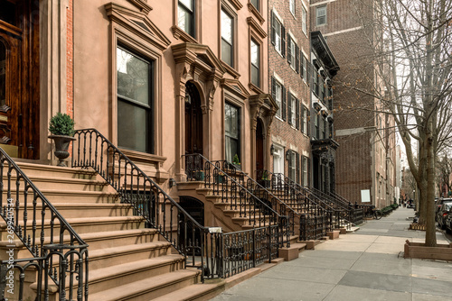 Fototapeta Naklejka Na Ścianę i Meble -  Brownstone facades & row houses  in an iconic neighborhood of Brooklyn Heights in New York City