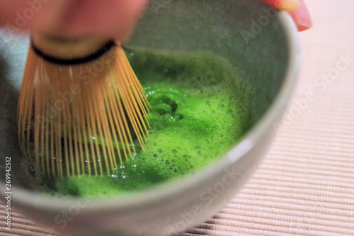 抹茶をたてているシーン