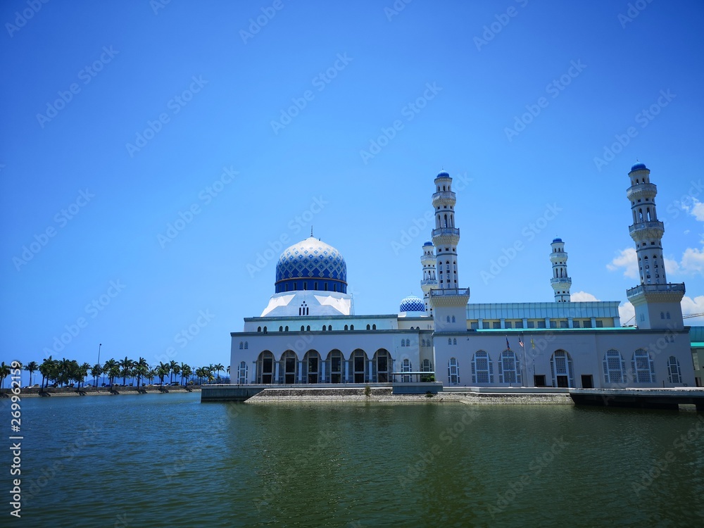 Obraz premium Water Mosque, aka Floating Mosque, Masjid Bandaraya, Kota Kinabalu, Malaysia